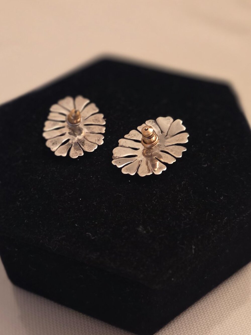 Vintage Silver Daisy Earrings - Picture 4 of 5